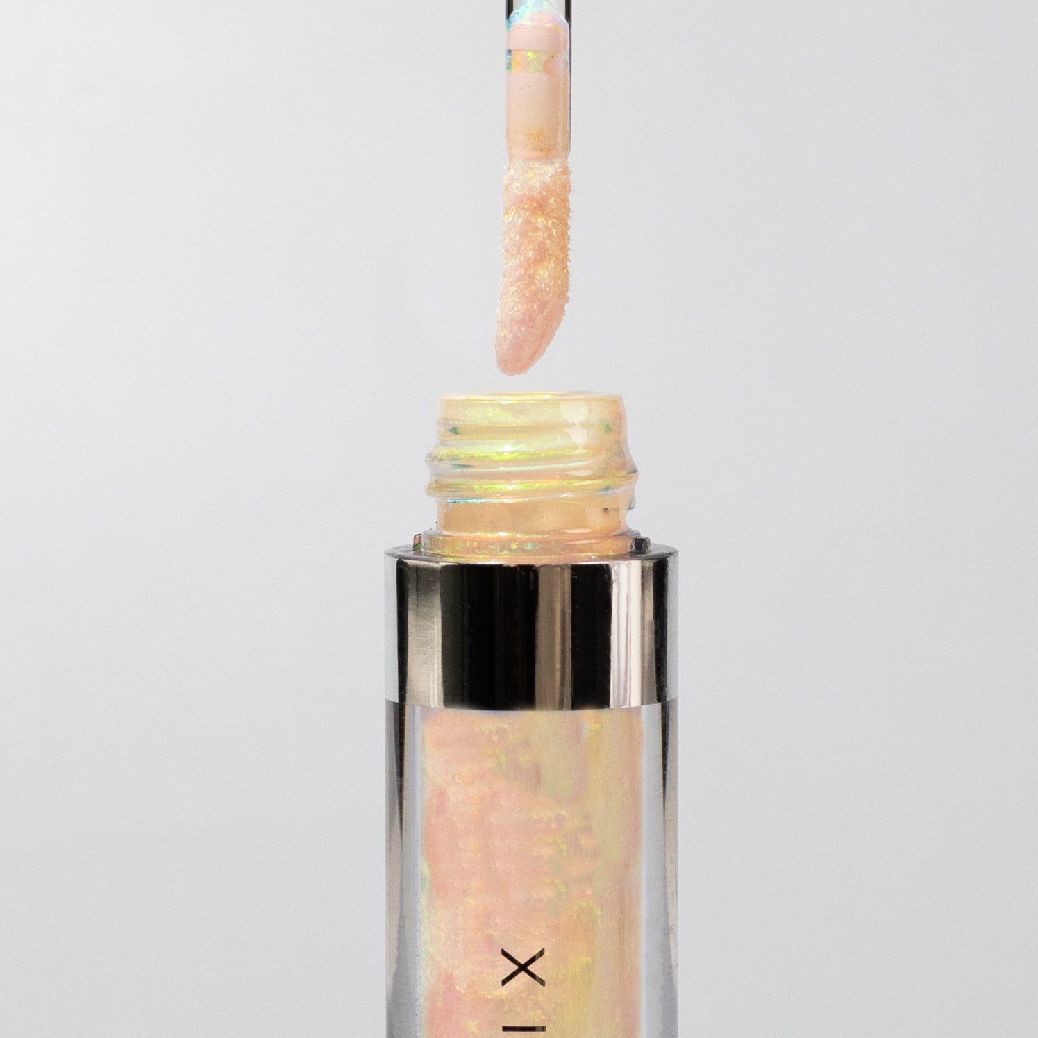 Lumi_Crystal.applicator_coming_out_of_bottle-Edit-_1080x1080_72dpi.jpg